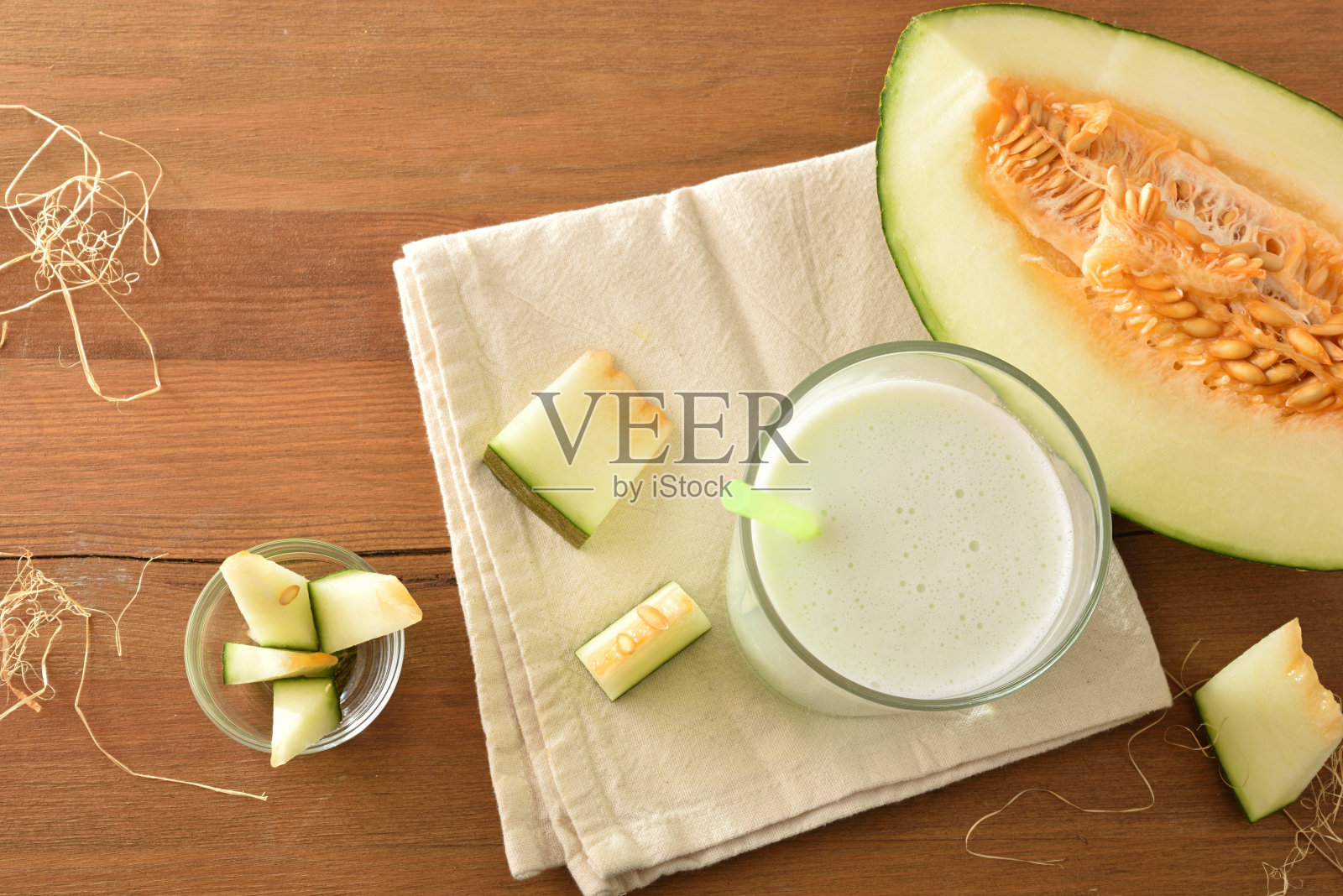 杯中有甜瓜奶昔和一份水果照片摄影图片