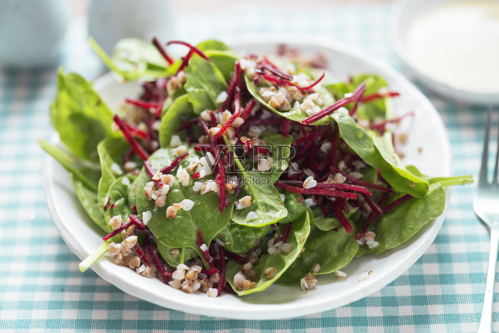 干小麦，甜菜根，菠菜沙拉配醋汁。照片摄影图片