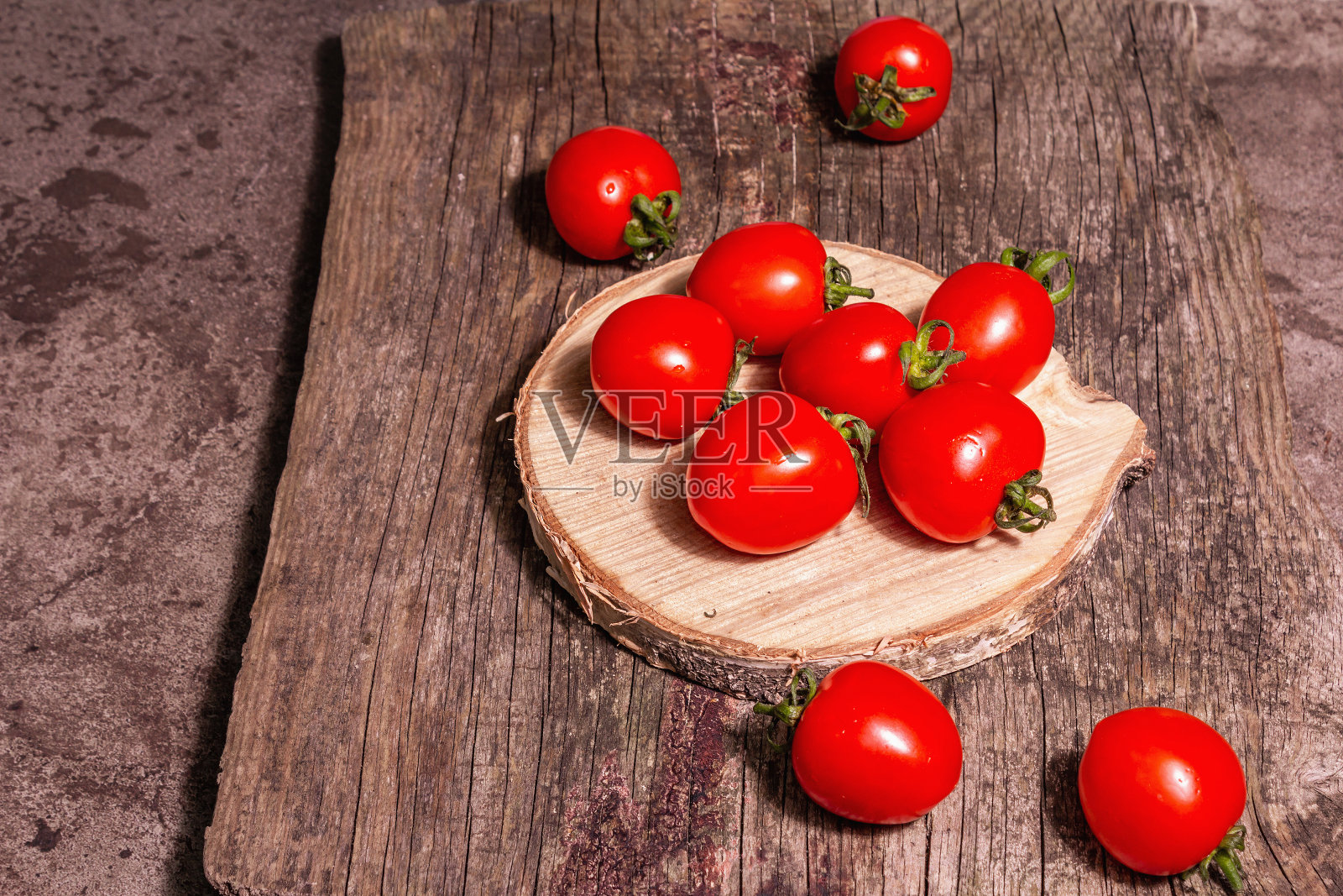 木架子上放着黄瓜、西红柿和萝卜照片摄影图片