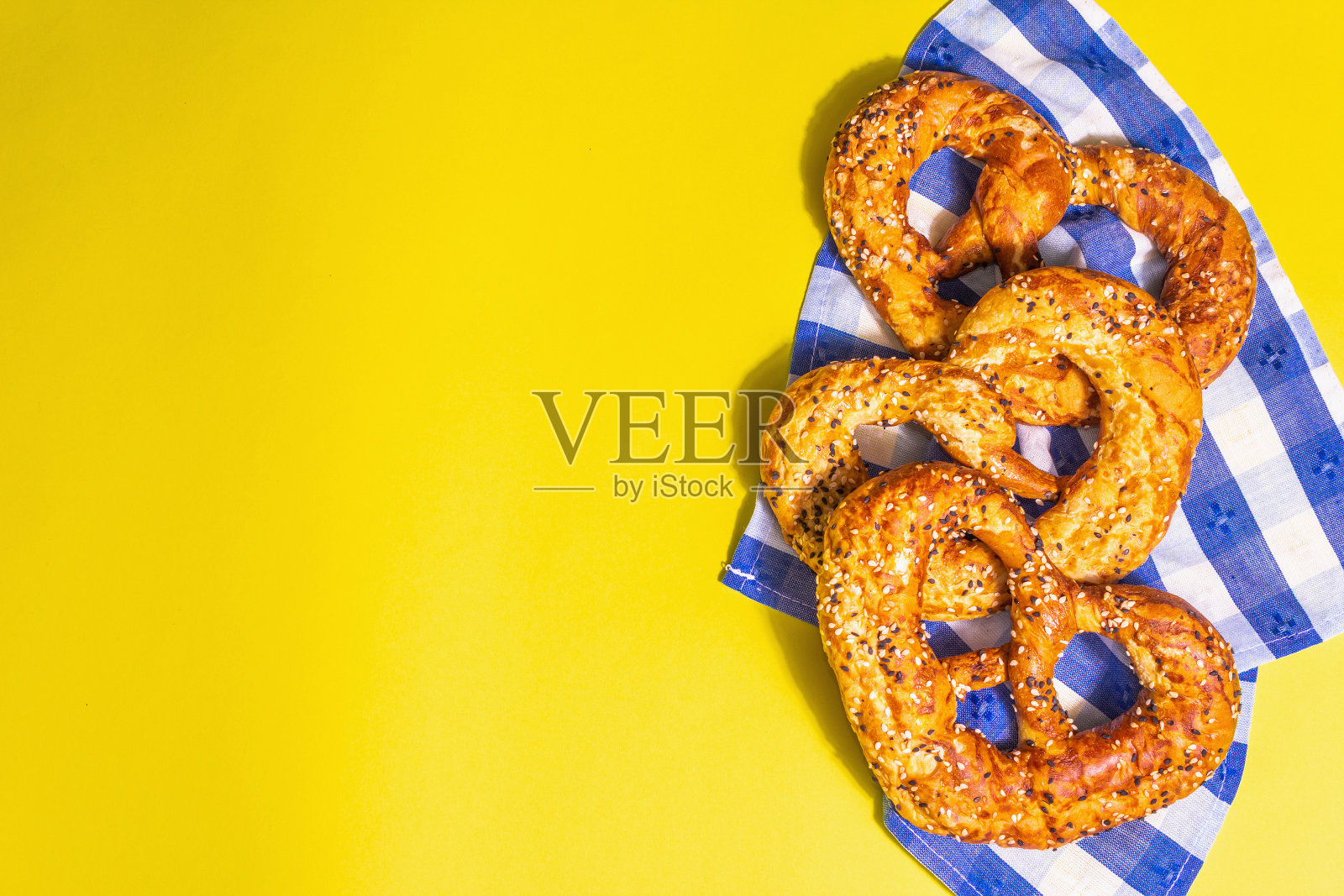 啤酒节概念——传统餐巾纸上的椒盐卷饼照片摄影图片