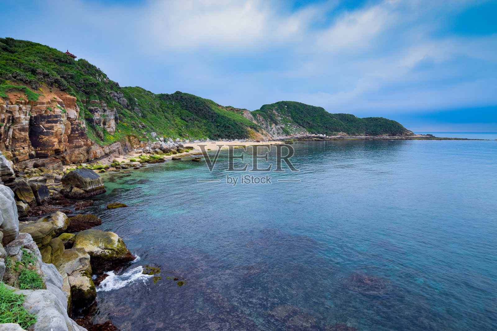 在台湾新北市金山，隐藏在海湾的秘密海滩，有干净的蓝色海洋和美丽的岩石。照片摄影图片