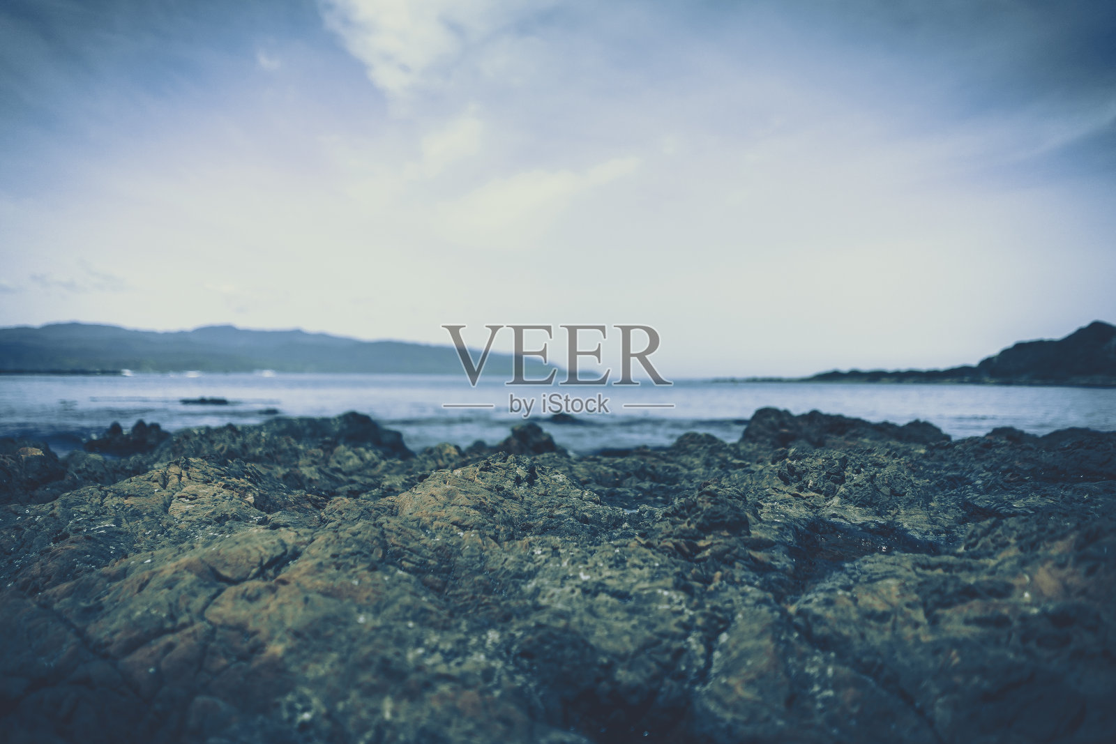 海滩岩石和石头显示与海滩的背景照片摄影图片