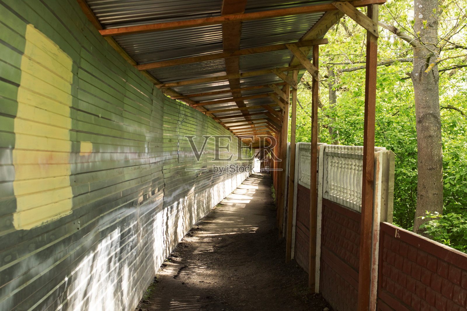 施工现场的长防护走廊照片摄影图片