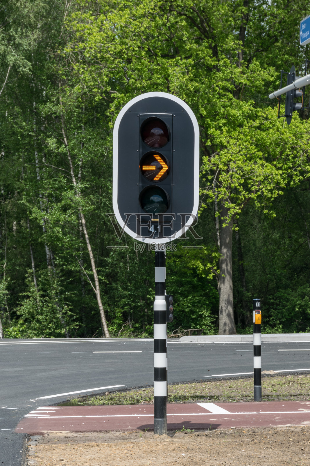 交通灯向右发出警告信号照片摄影图片