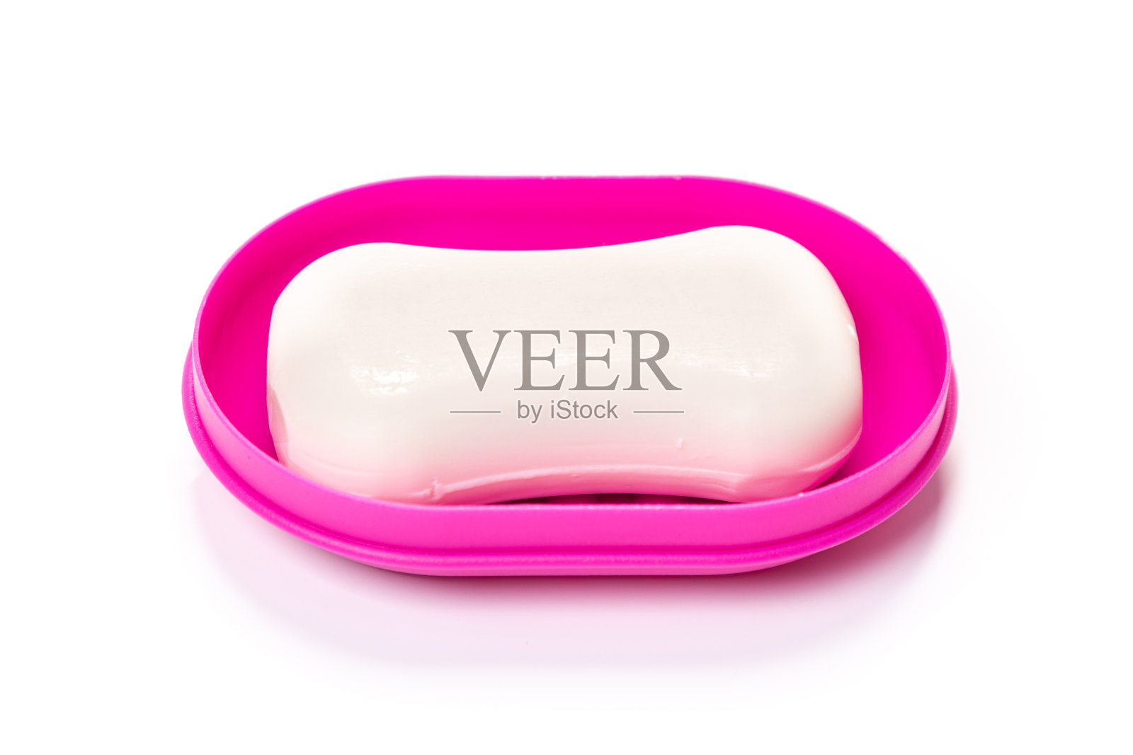 肥皂在塑料彩色肥皂盘孤立在白色背景照片摄影图片