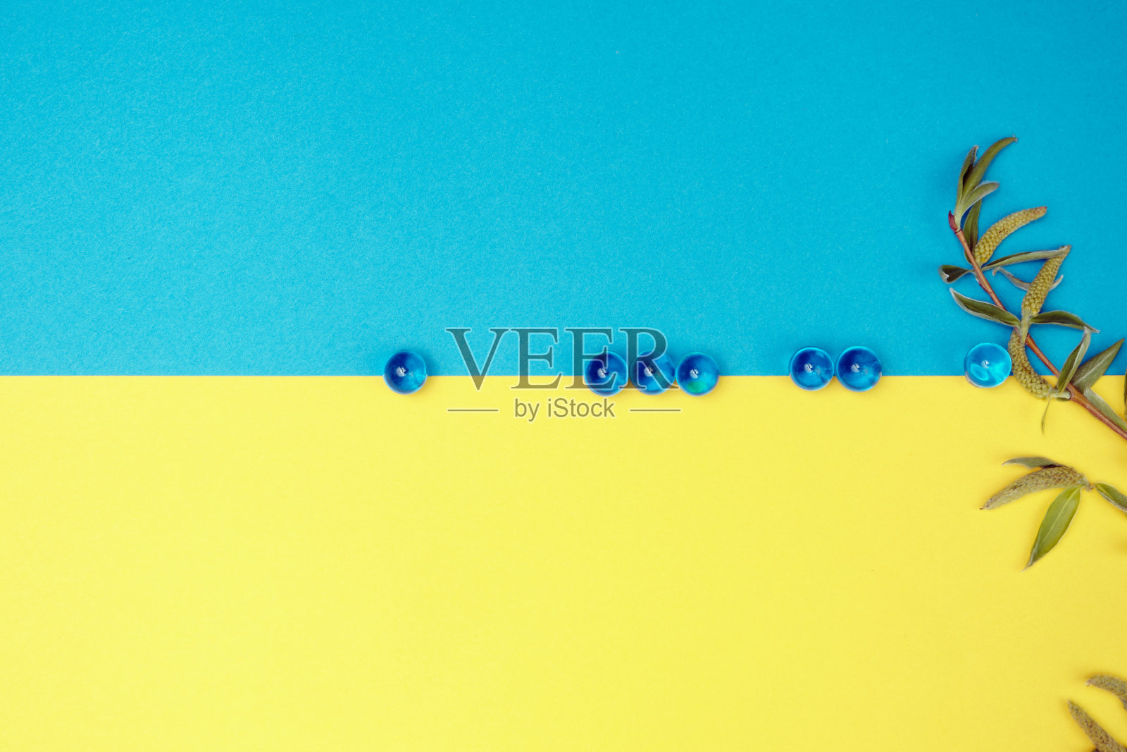 彩色纸背景上的玻璃珠照片摄影图片