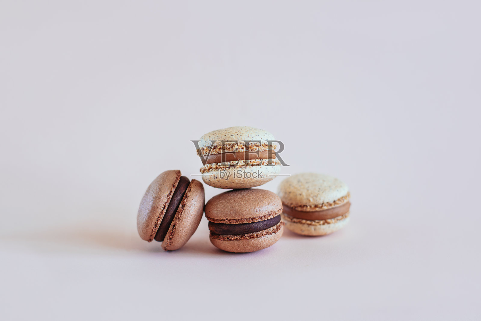 美味的法式马卡龙配上柔和的背景。照片摄影图片