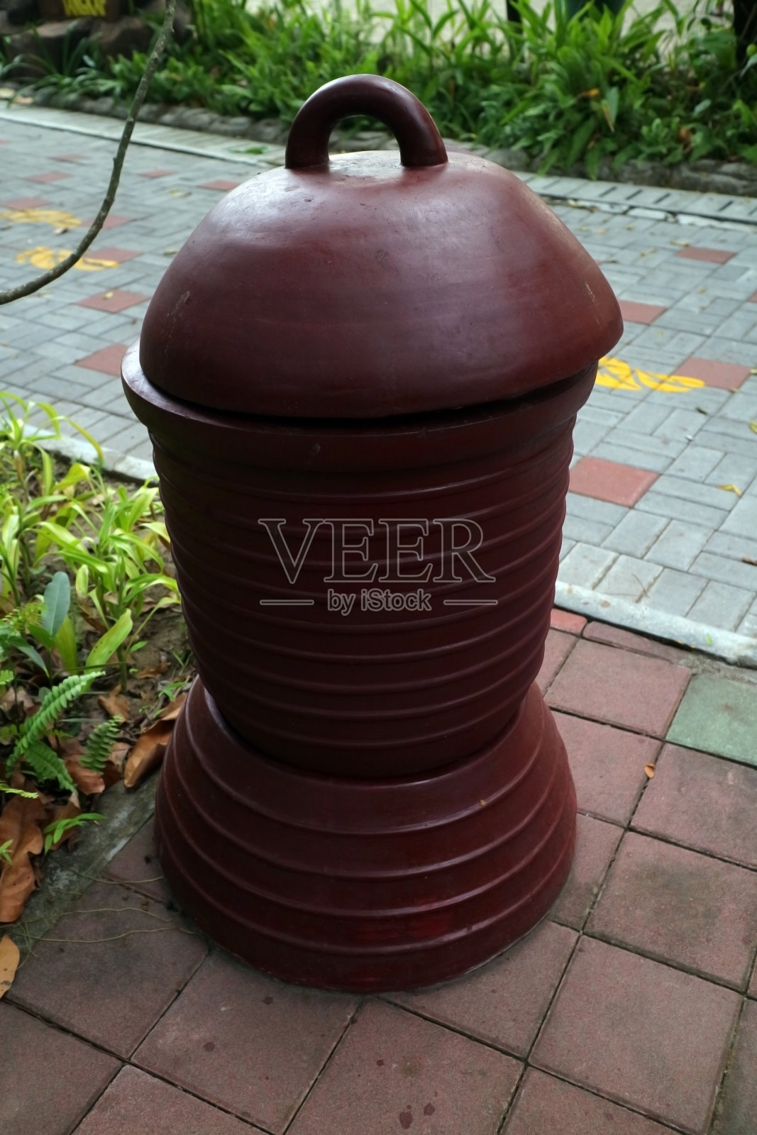 棕色的垃圾桶，粘土照片照片摄影图片