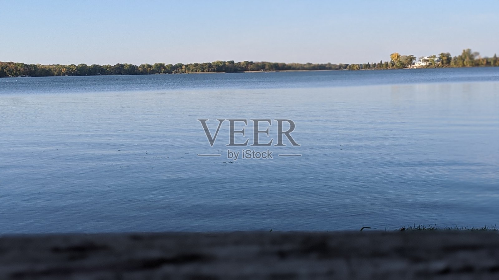 平静的水面上照片摄影图片