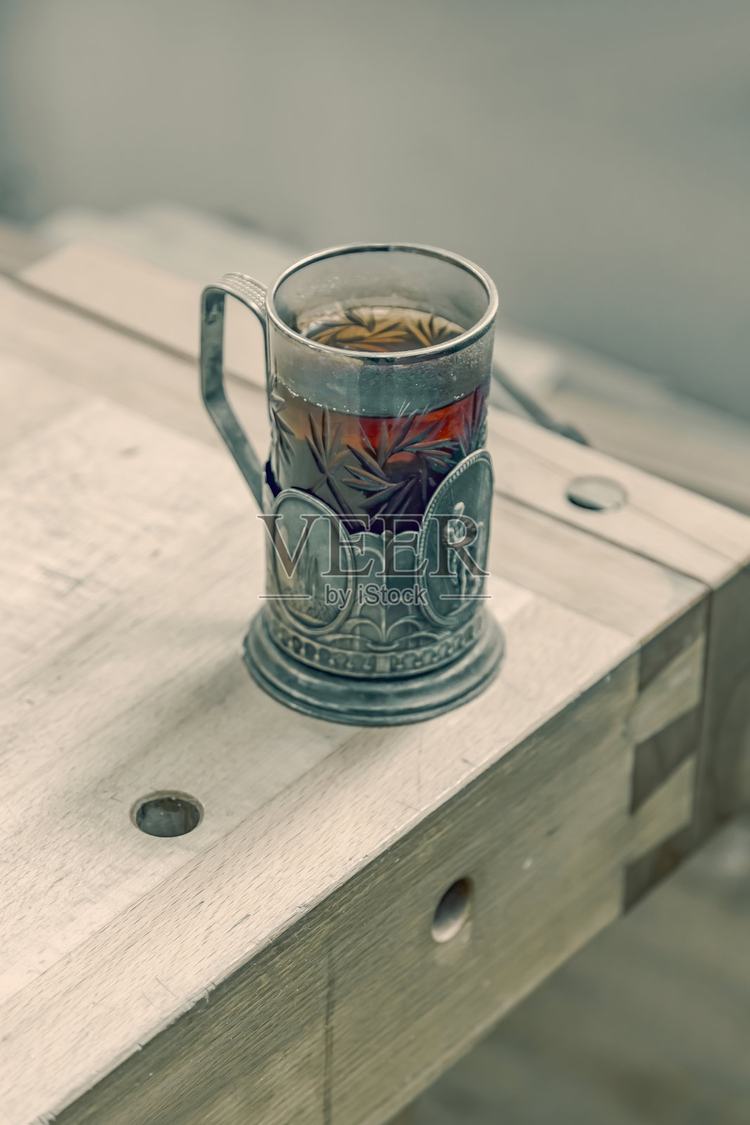 银质杯架上的透明热茶杯照片摄影图片