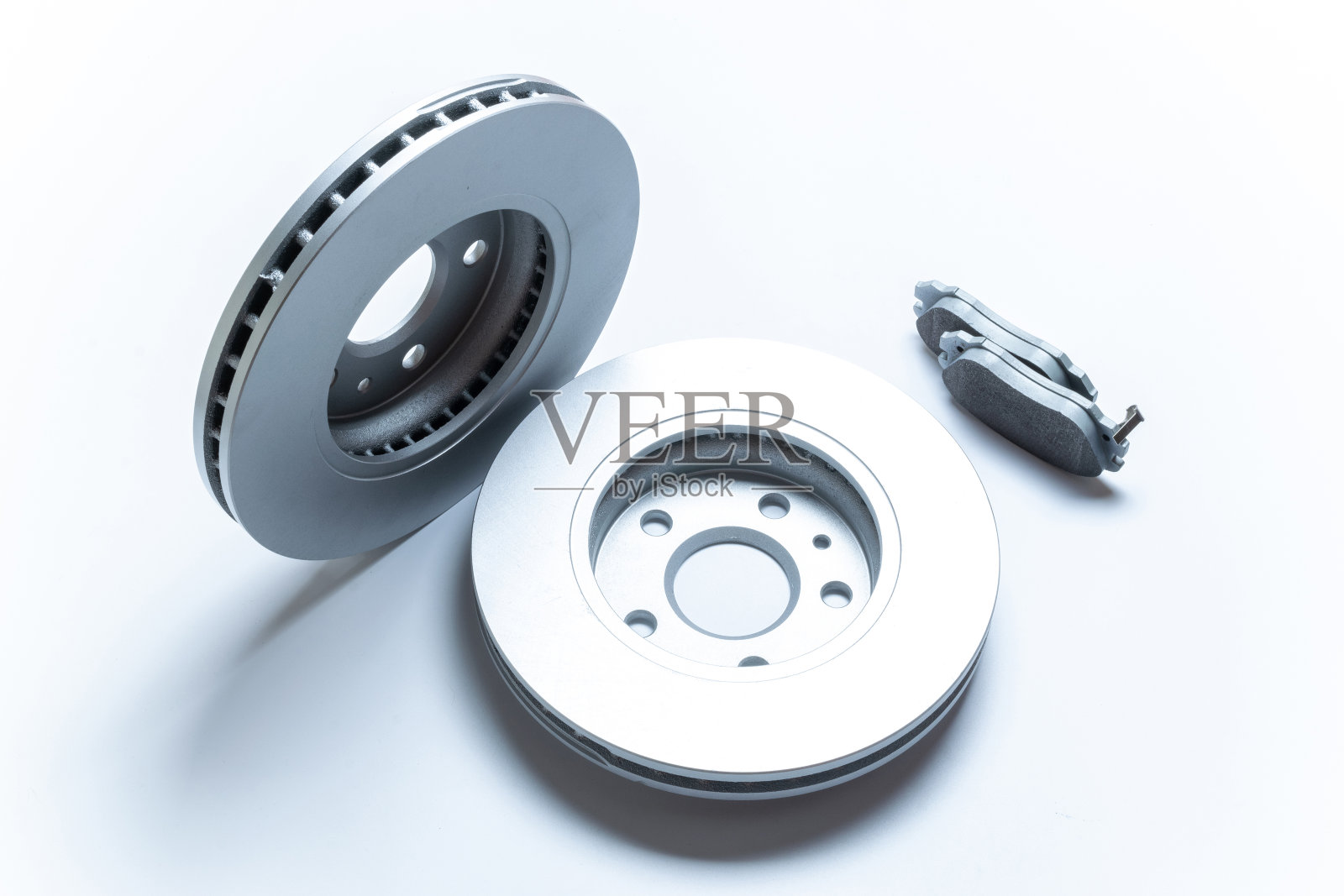 汽车零部件。新的金属汽车部件。汽车机械备件或汽车零件隔离在白色背景上。机械齿轮技术与空间为文本。照片摄影图片