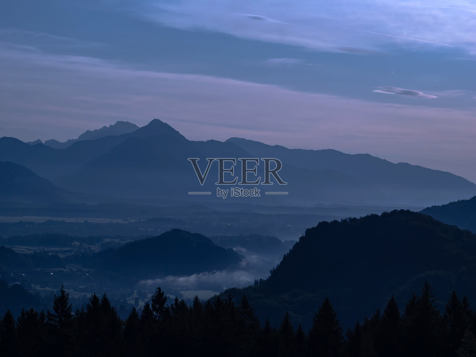 在斯洛文尼亚的流血湖壮丽的山丘上观看美丽的日出照片摄影图片