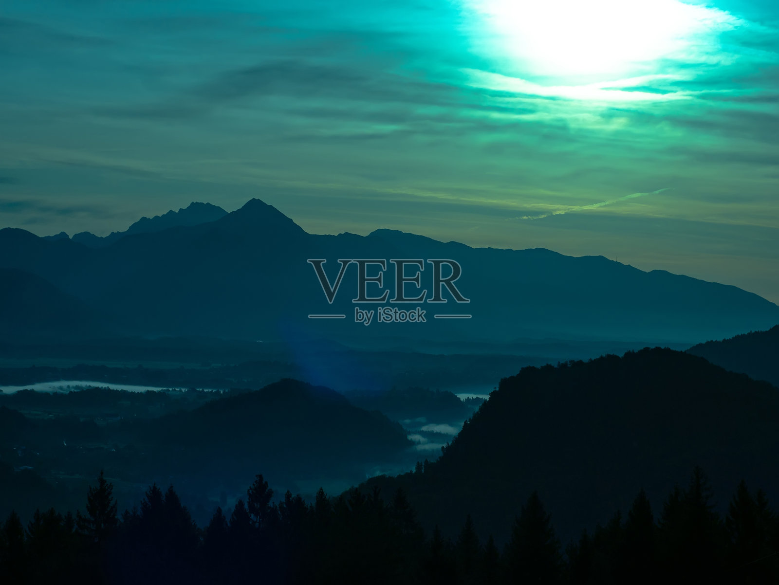 在斯洛文尼亚的流血湖壮丽的山丘上观看美丽的日出照片摄影图片