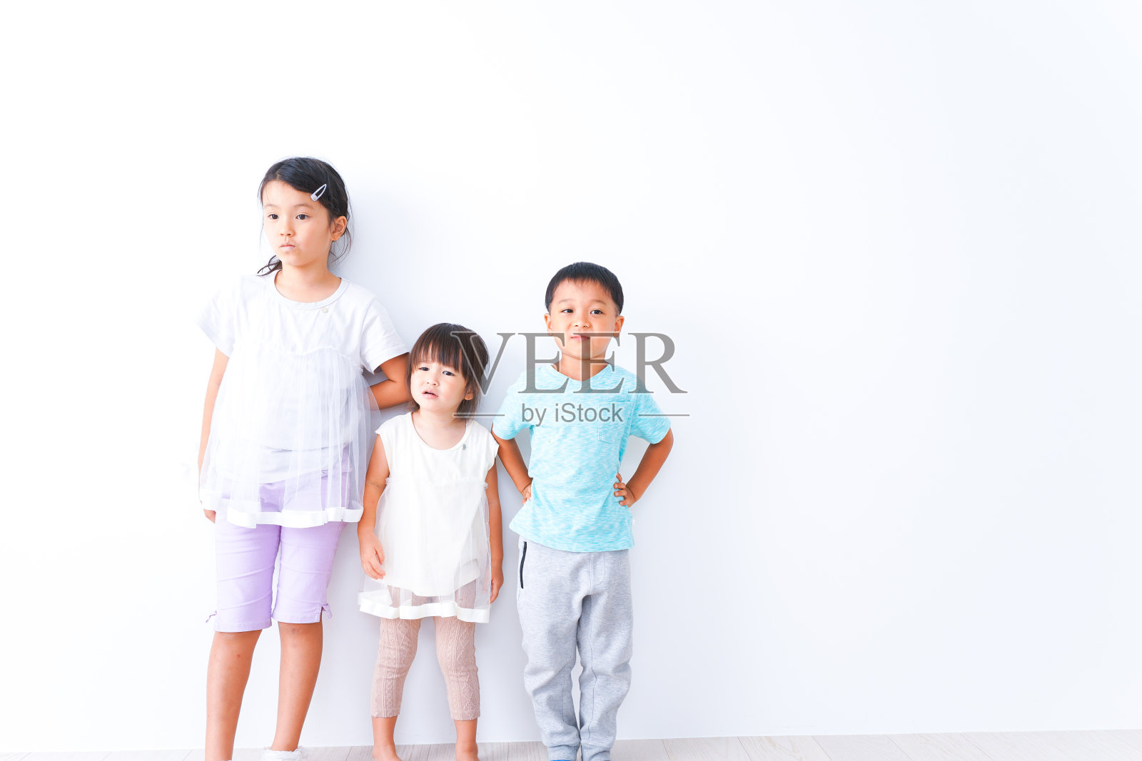 孩子们笑着在一起玩耍照片摄影图片