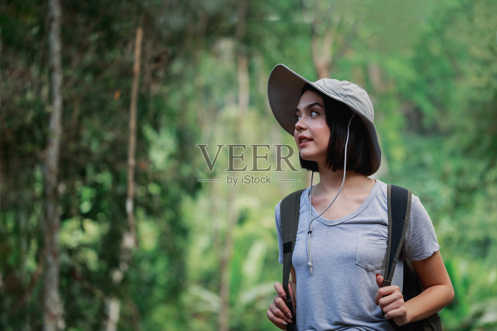 森林徒步远足的女人走在秋天的秋天的自然背景在秋天的季节。年轻的白种妇女徒步活动的人生活方式，穿着背包在户外锻炼。照片摄影图片