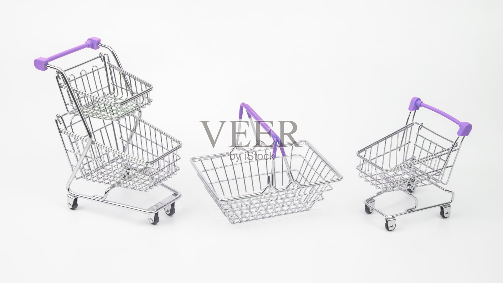购物车和篮子的购物市场杂货在白色的背景照片摄影图片