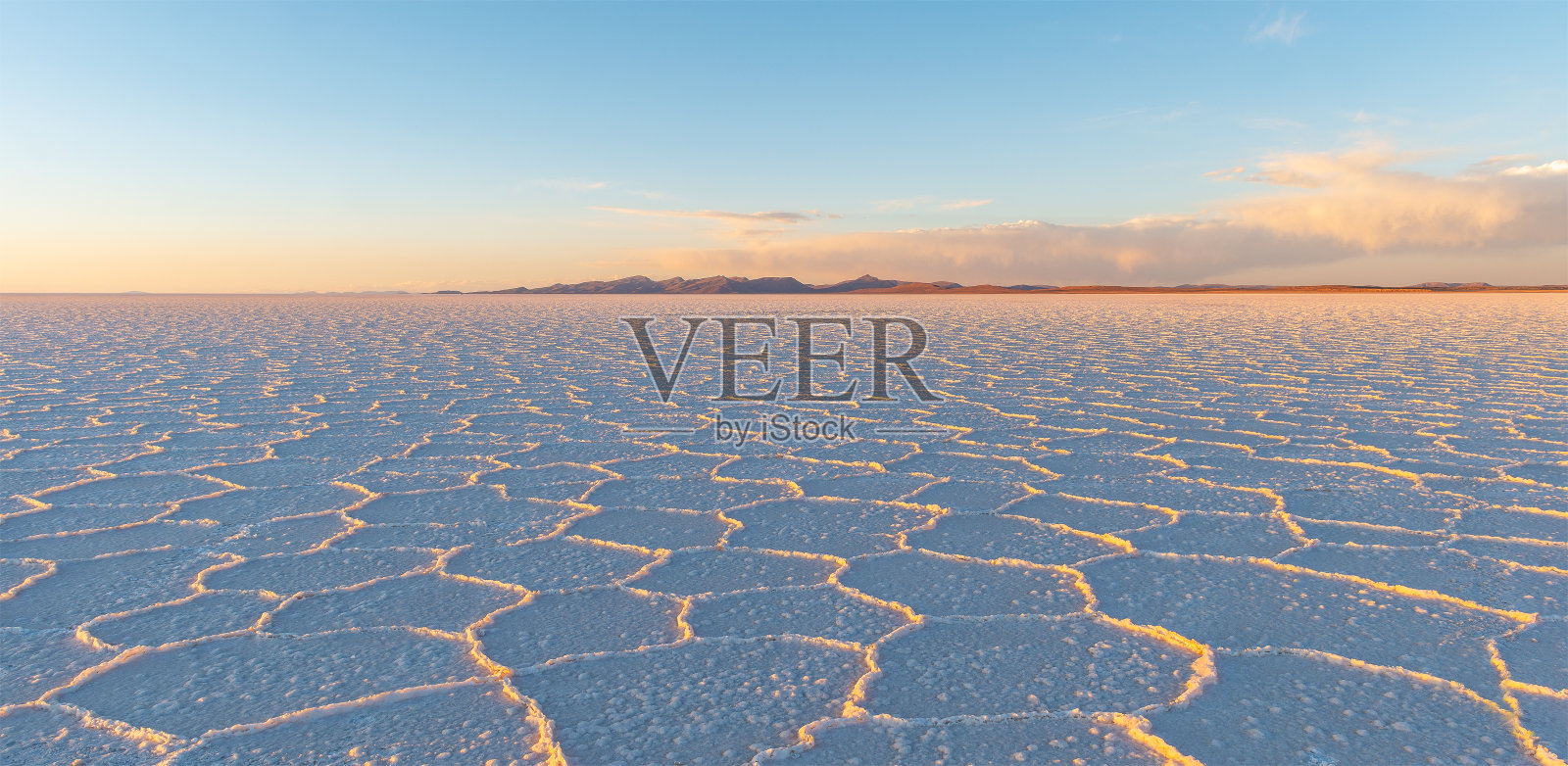乌尤尼盐滩日落全景，玻利维亚照片摄影图片