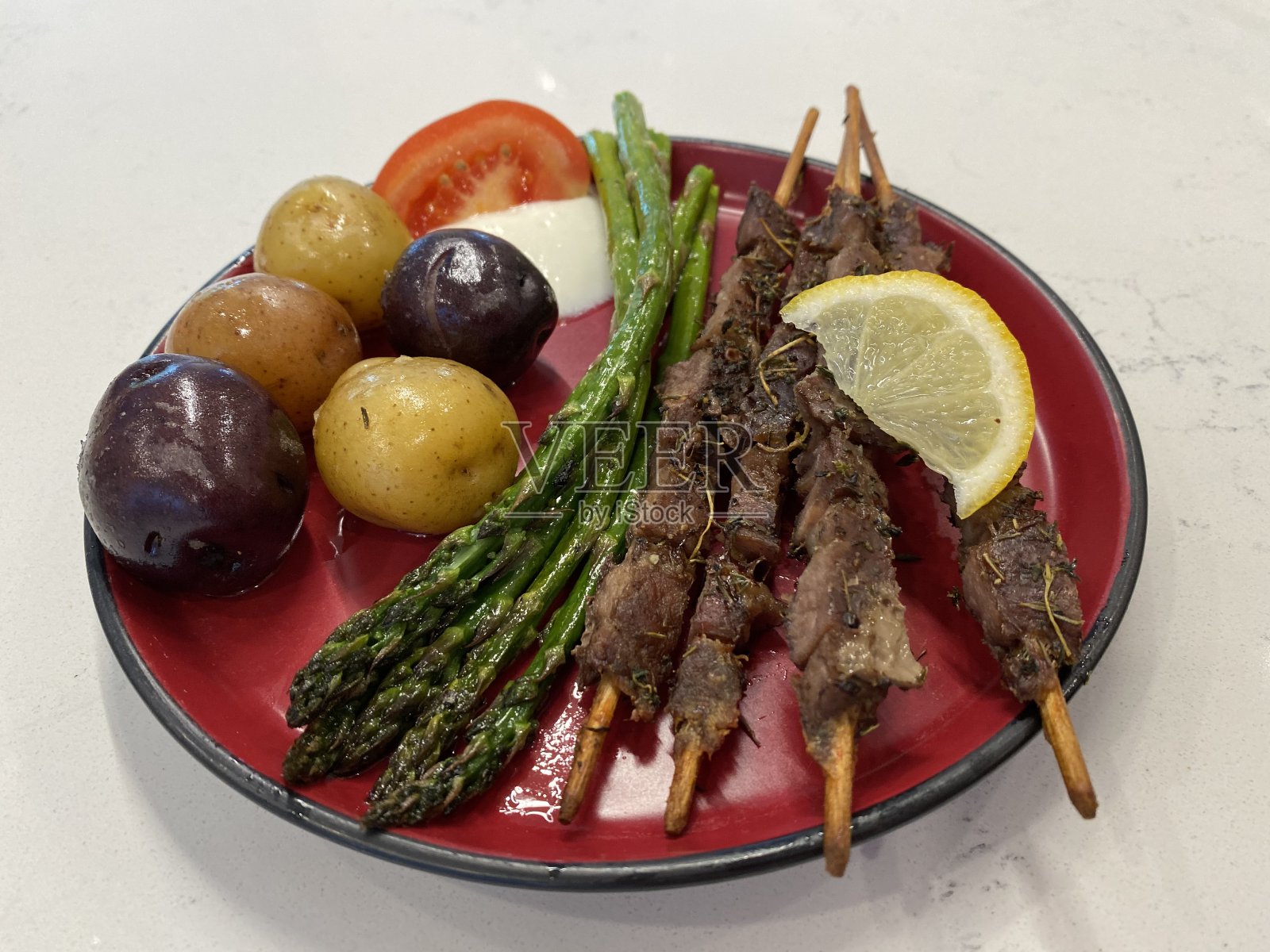 羊烤肉串吃晚饭照片摄影图片