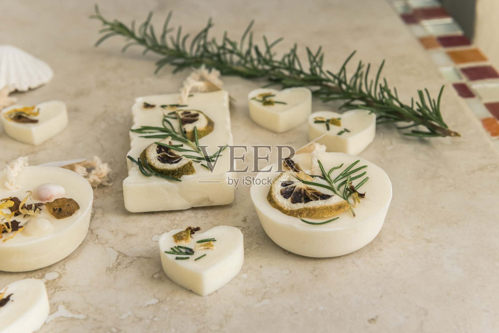 产品摄影，芳香蜡烛，与宜人的苹果肉桂气味，水果混合物有放松性质照片摄影图片