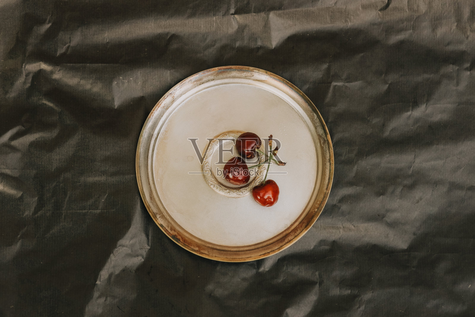 新鲜的樱桃放在盘子和托盘上。多汁的浆果，樱桃成分照片摄影图片