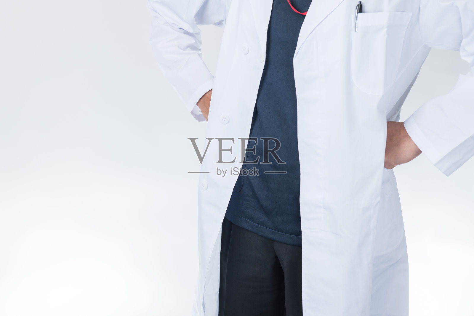 穿着白大褂的男医生，手放在屁股上照片摄影图片