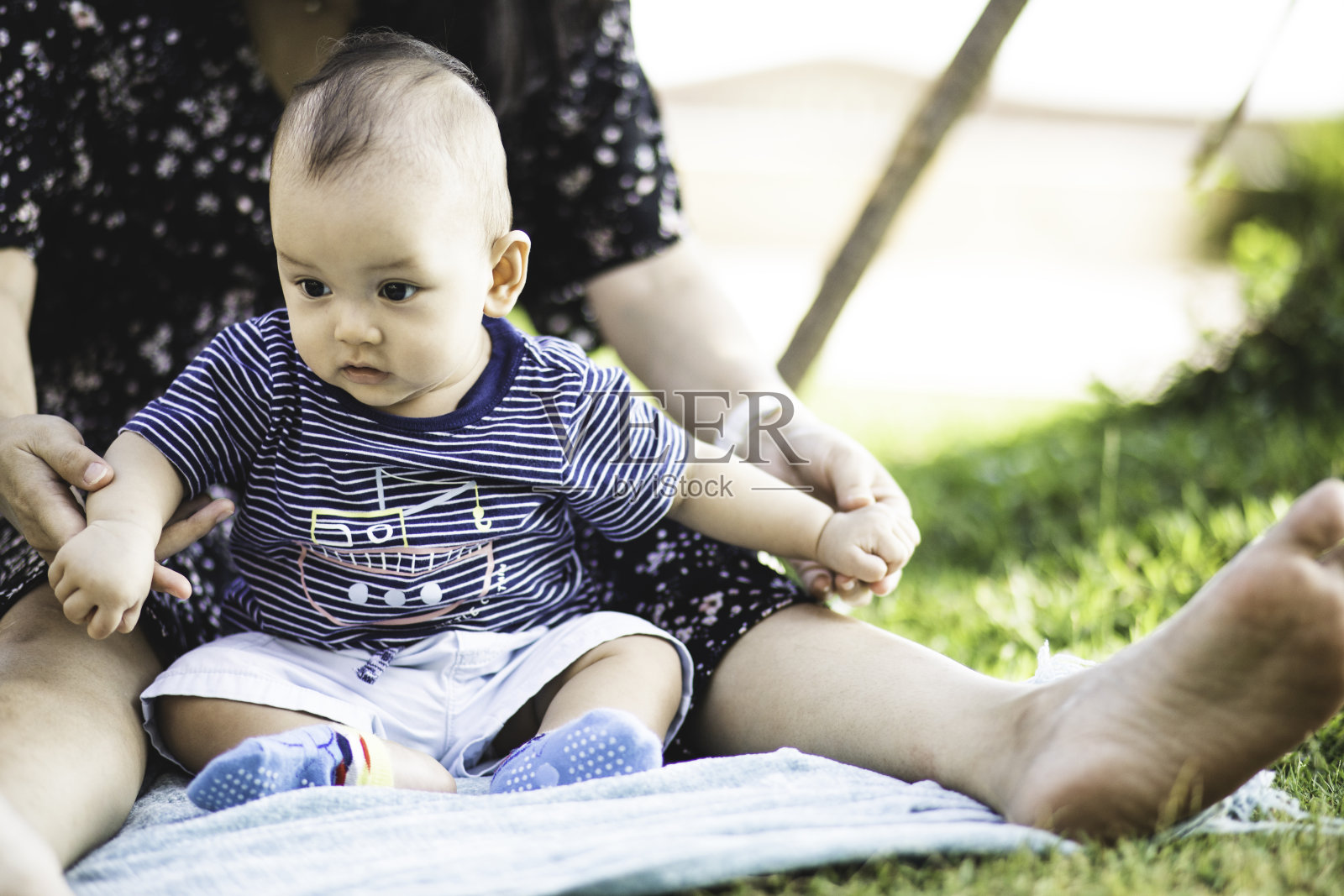 妈妈和她可爱的宝宝在公园里玩照片摄影图片