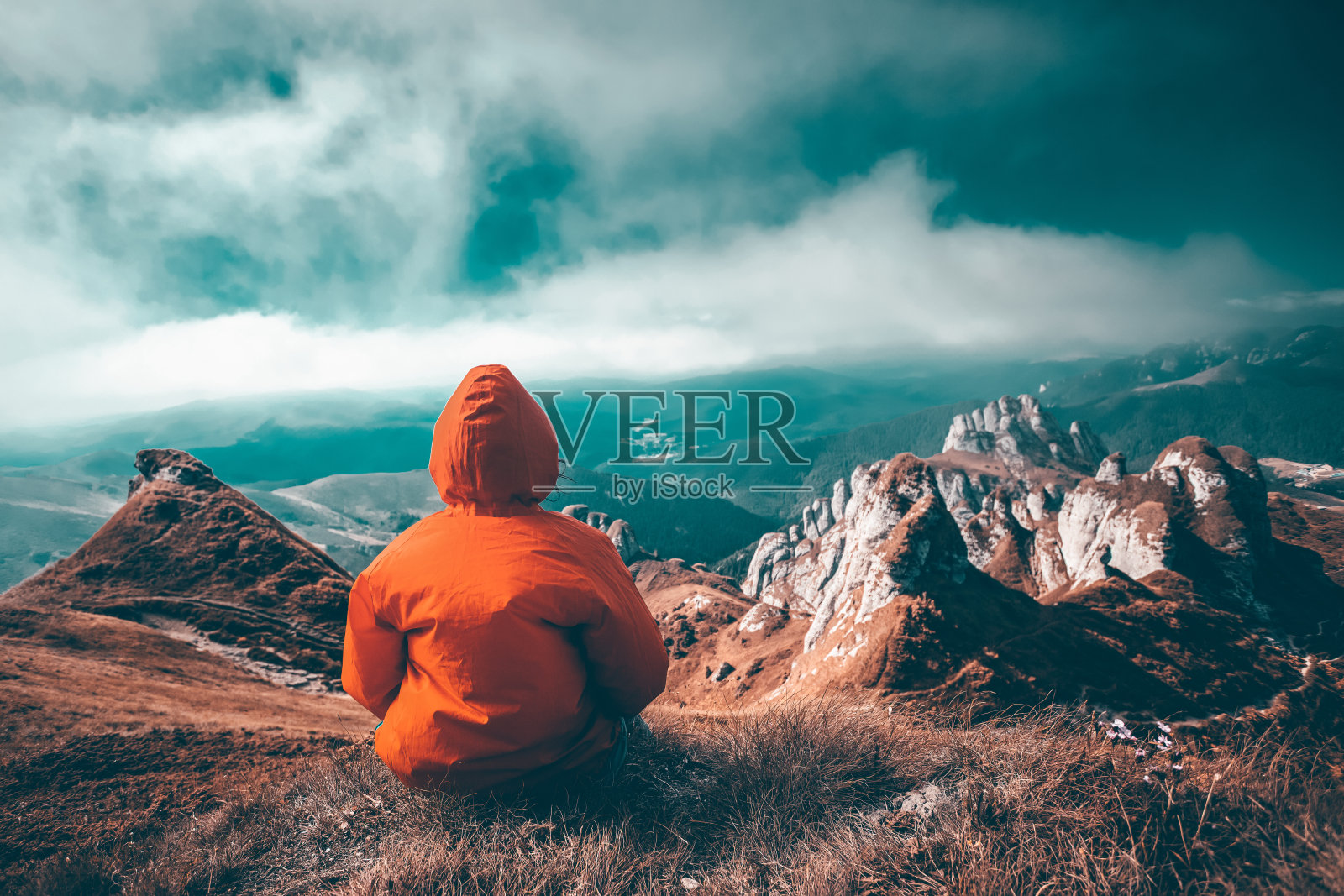 年轻女子在Ciucas山欣赏山景，罗马尼亚。照片摄影图片