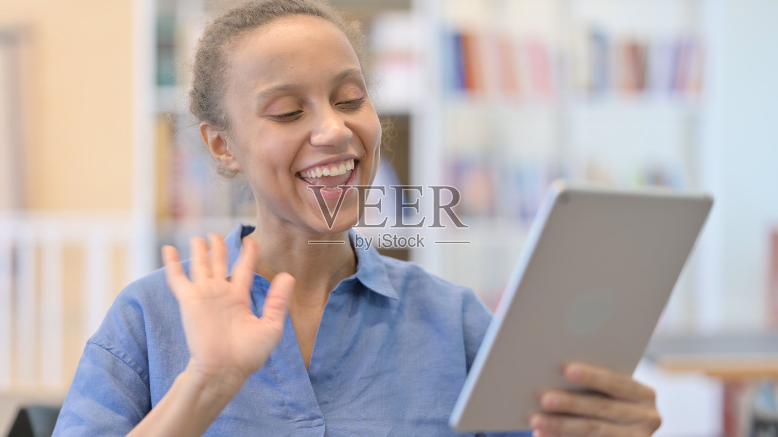 在镜头前微笑的非洲妇女的嘴的特写照片摄影图片