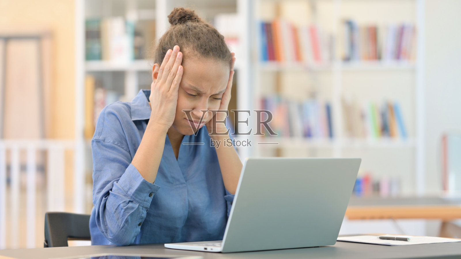 损失，非洲妇女对图书馆笔记本电脑故障的反应照片摄影图片