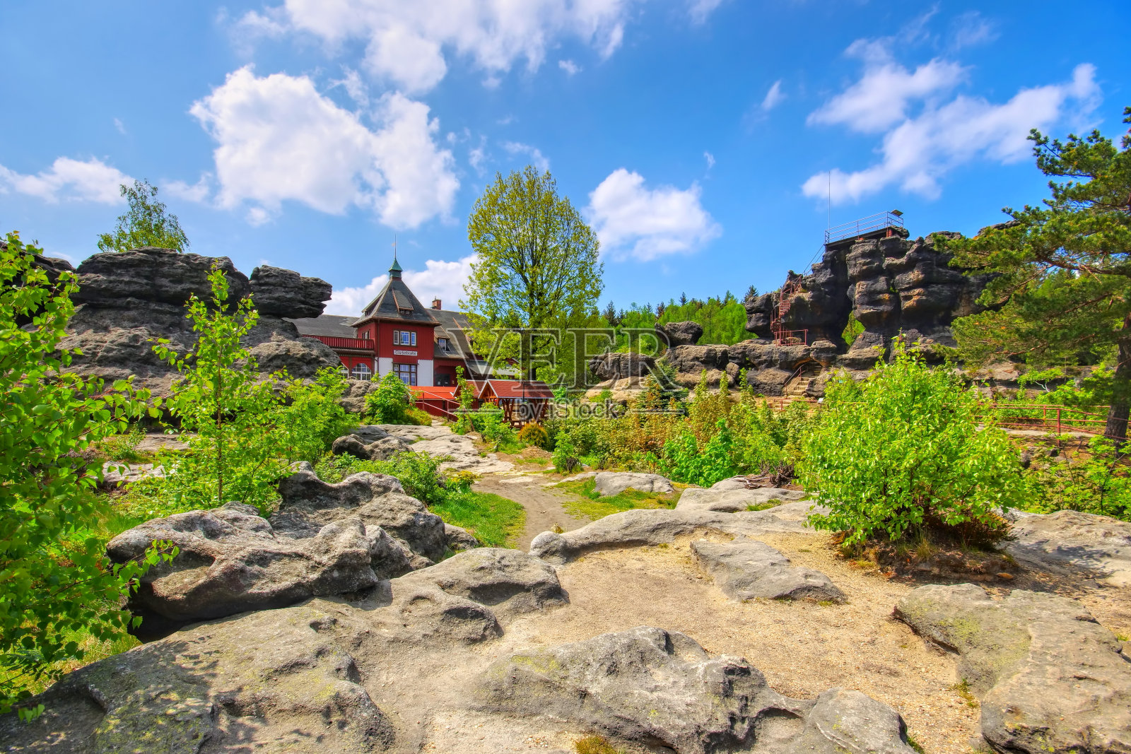 山的托普弗和山的茅屋在梓头山脉，春天照片摄影图片