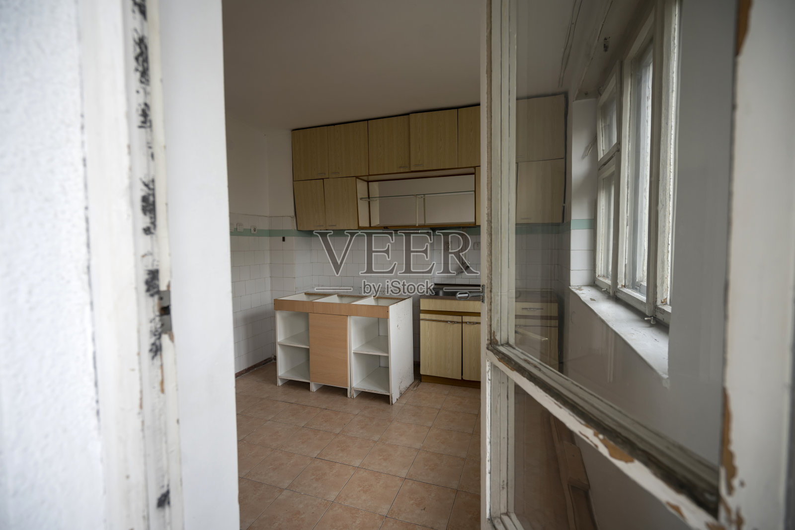 家庭装修-旧公寓房间准备修复或翻新照片摄影图片