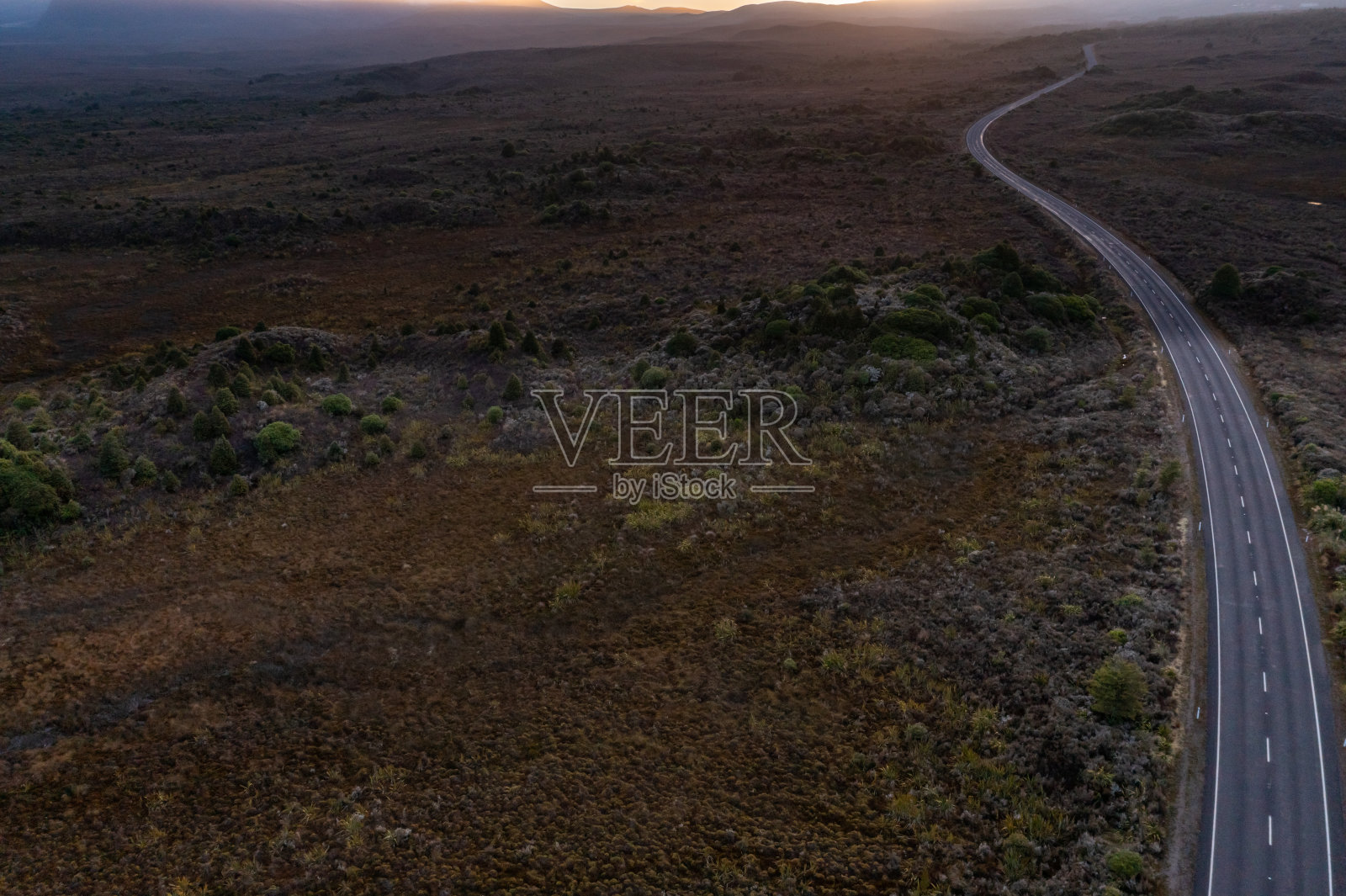 黎明时分，在前往新西兰国家公园鲁阿佩胡山的路上照片摄影图片