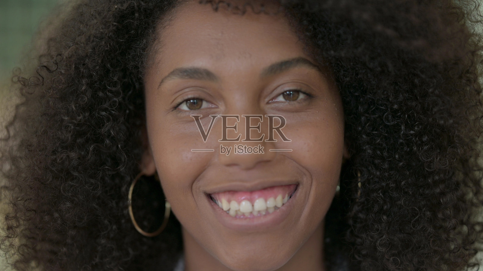 非洲妇女微笑的特写镜头照片摄影图片