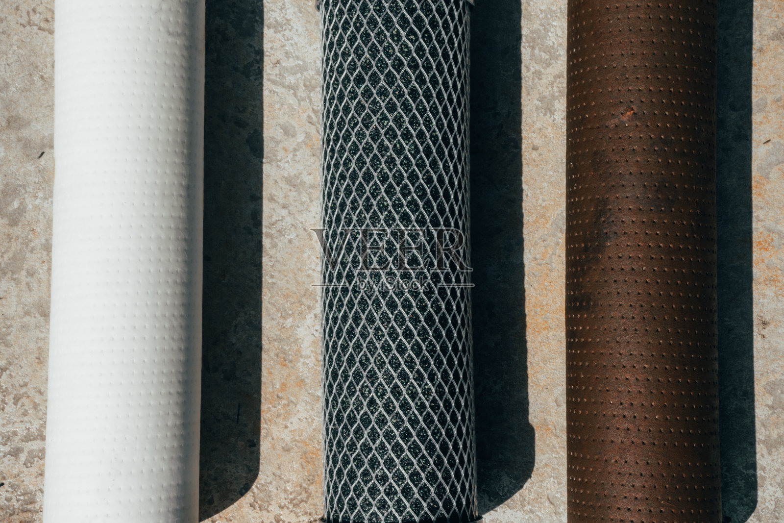 水过滤筒白色，新的和使用生锈，反渗透系统照片摄影图片