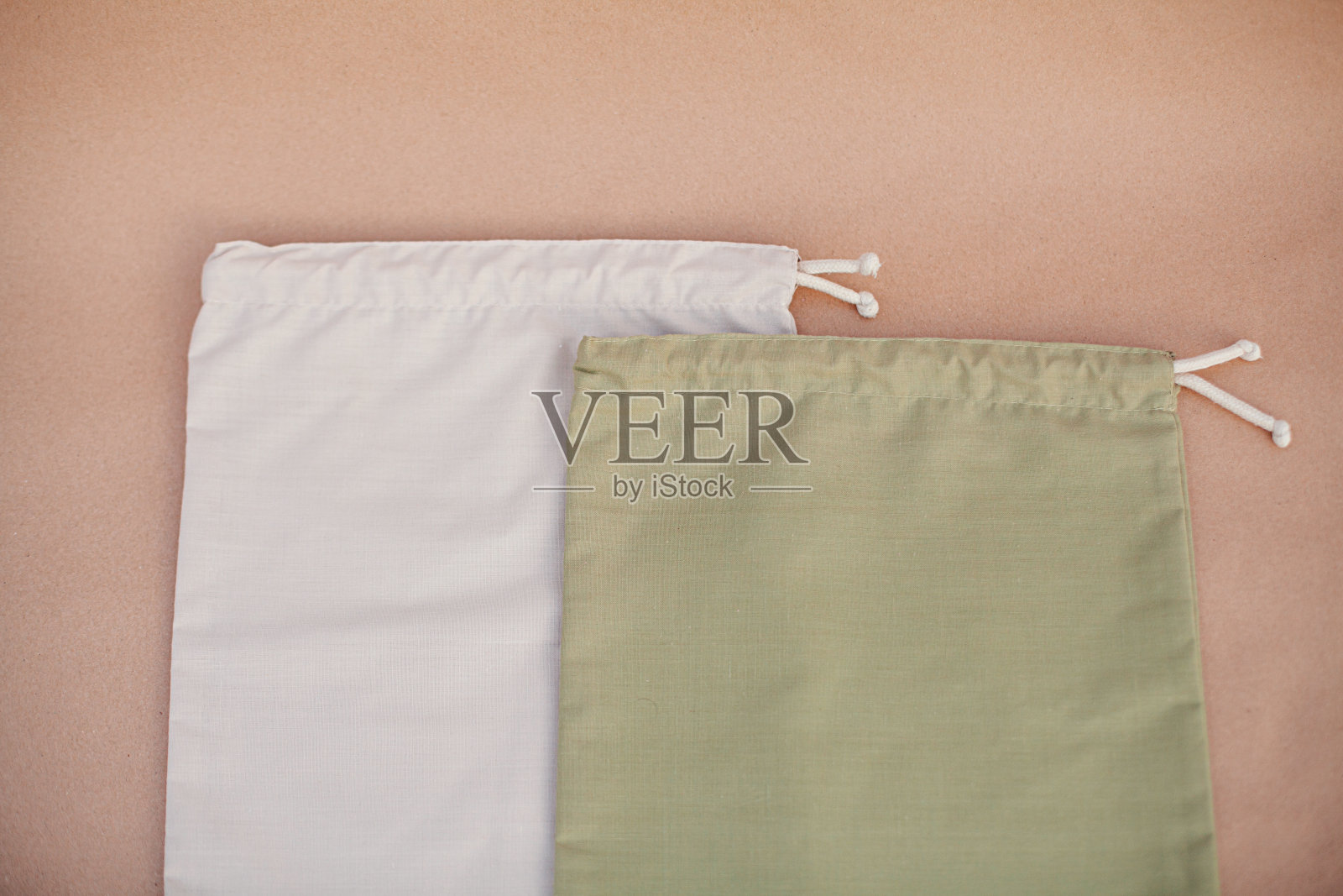 米色和绿色袋子的水果和蔬菜在纸的背景。24、零浪费理念，保护生态环境照片摄影图片