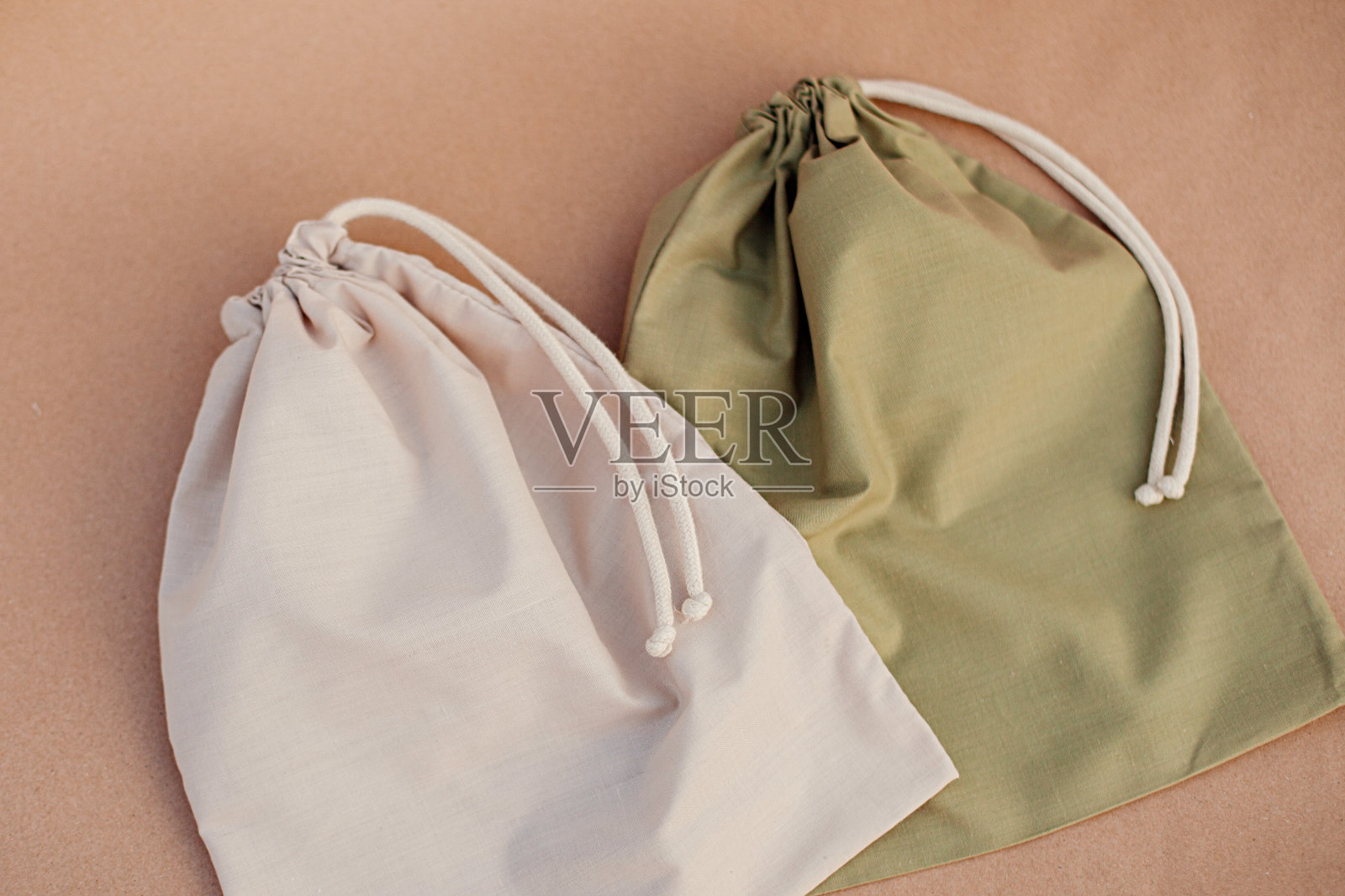 米色和绿色袋子的水果和蔬菜在纸的背景。24、零浪费理念，保护生态环境照片摄影图片