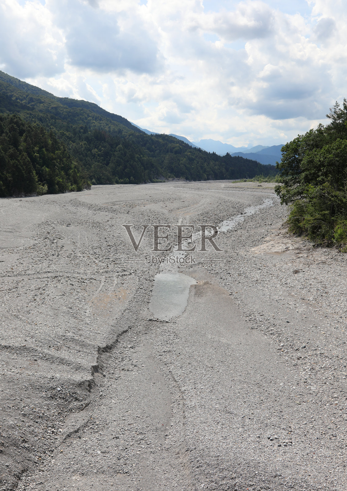 干涸的河床具有喀斯特效应，使水在地下流动照片摄影图片