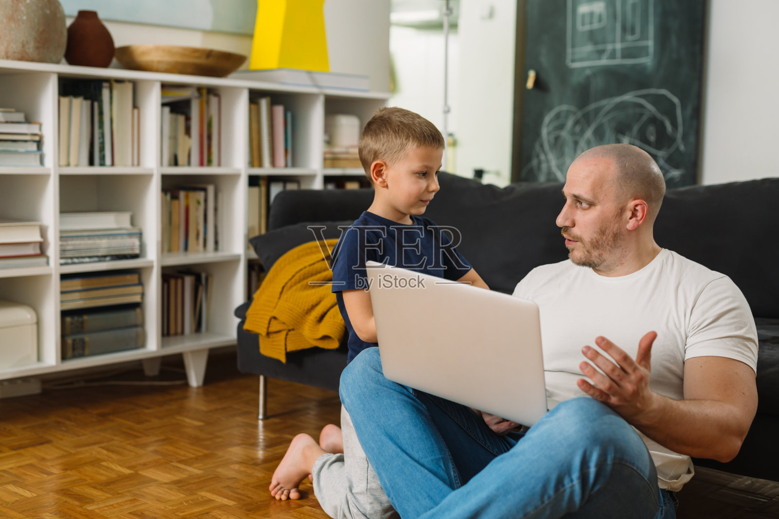 父亲和儿子在家里照片摄影图片