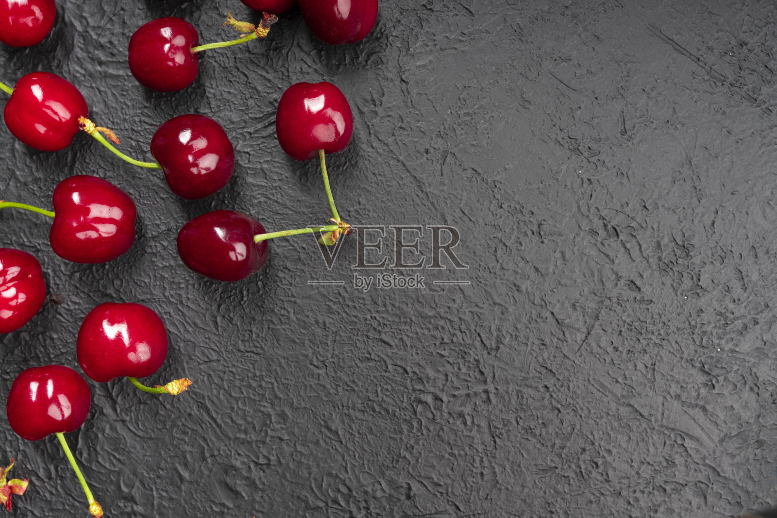 成熟美味的樱桃在黑色背景下照片摄影图片