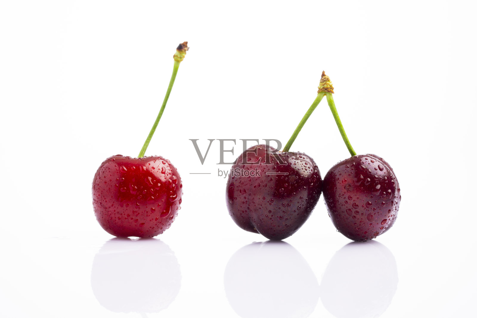 成熟的樱桃，白色的樱桃上有水滴照片摄影图片