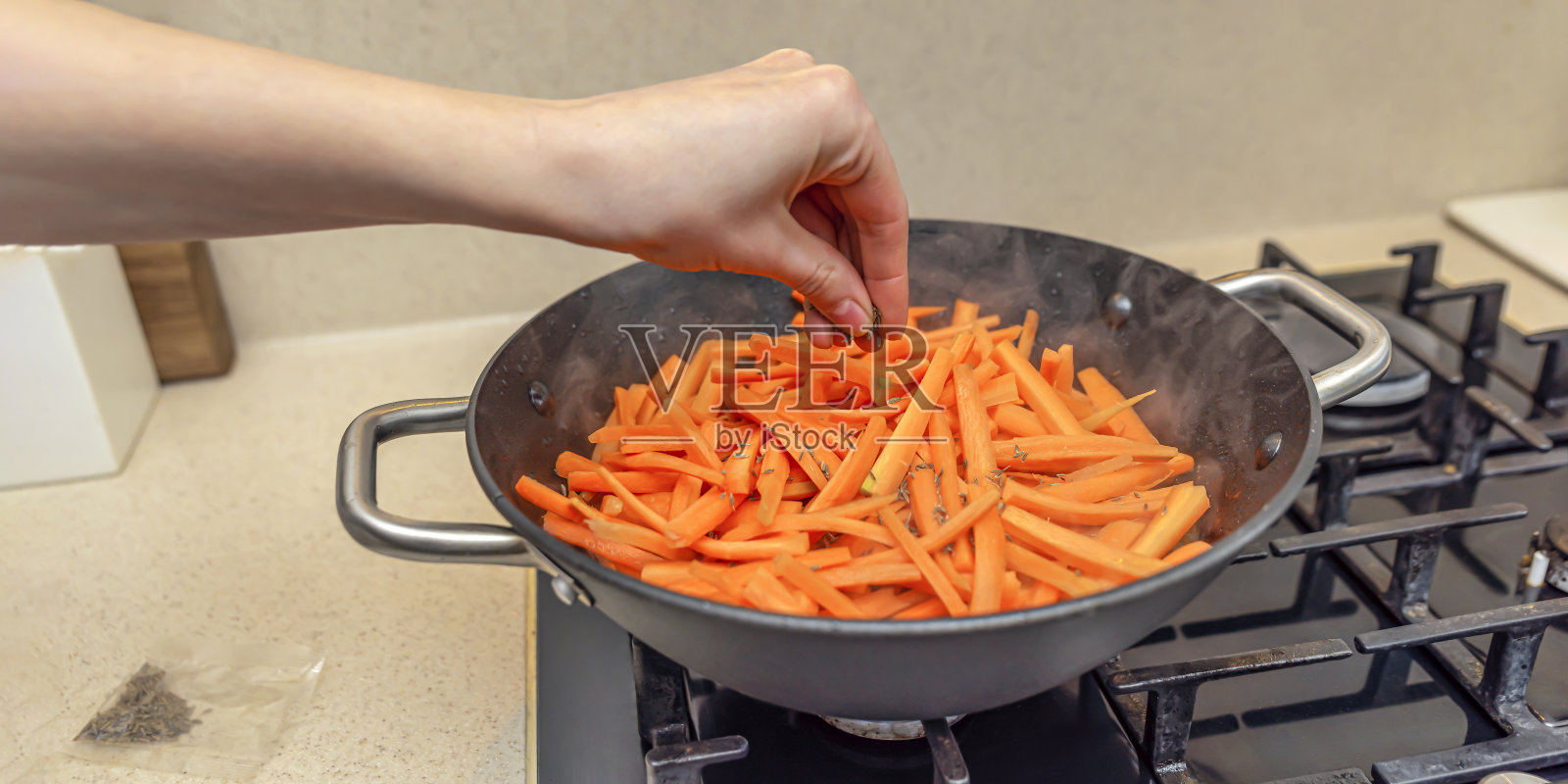 用大锅煮肉饭，真正的肉饭食谱。在胡萝卜上撒上孜然，肉饭中加入香料。在家做肉饭照片摄影图片
