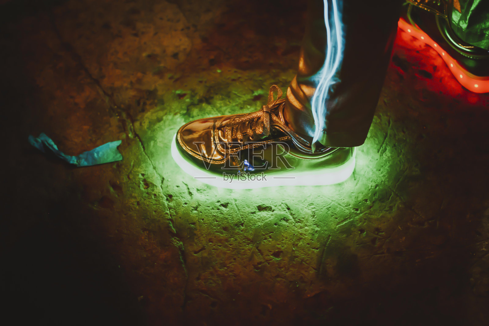 发光的鞋子在深色的背景上照片摄影图片