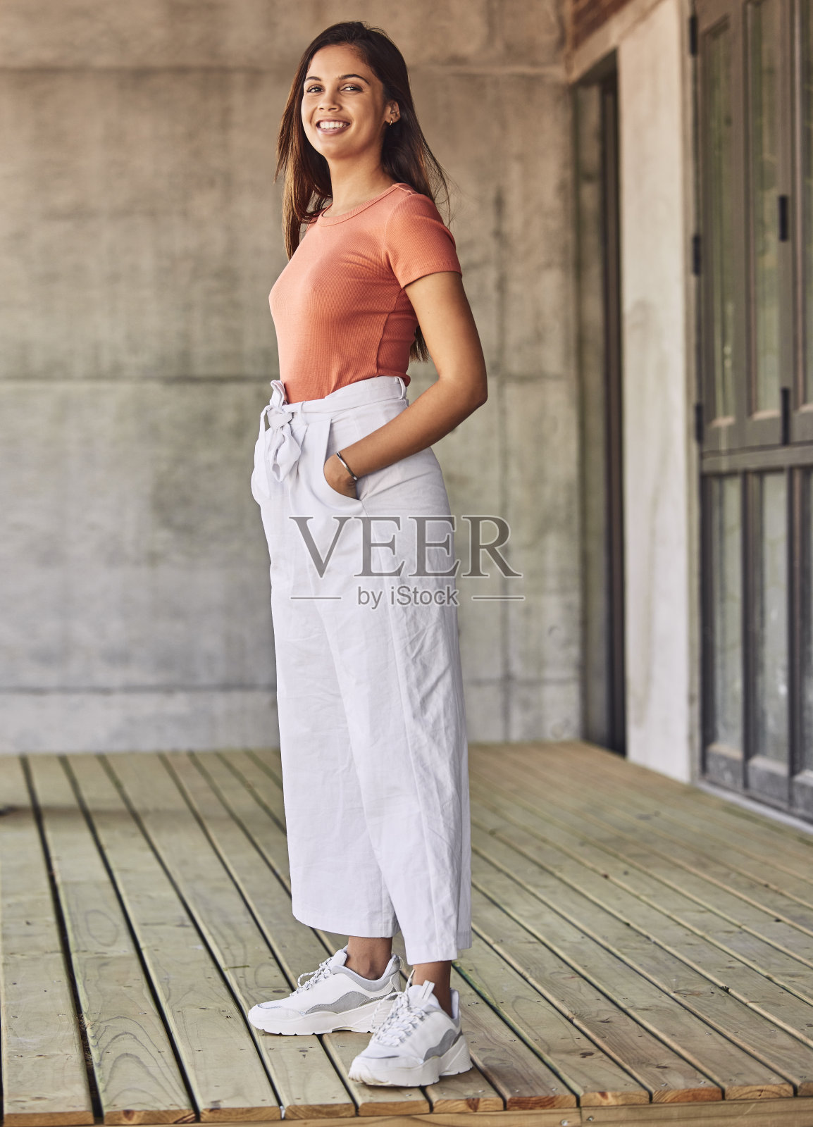 一个迷人的年轻女子摆pose的城市背景照片摄影图片