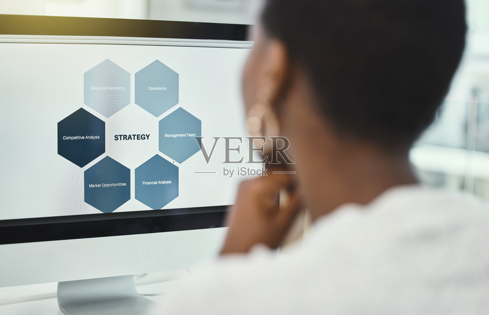 一个女人在电脑上工作的后视镜照片摄影图片