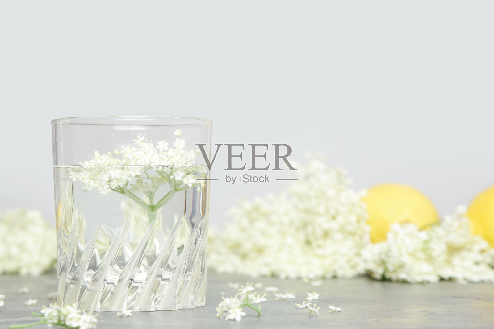 一杯接骨木花汁。照片摄影图片