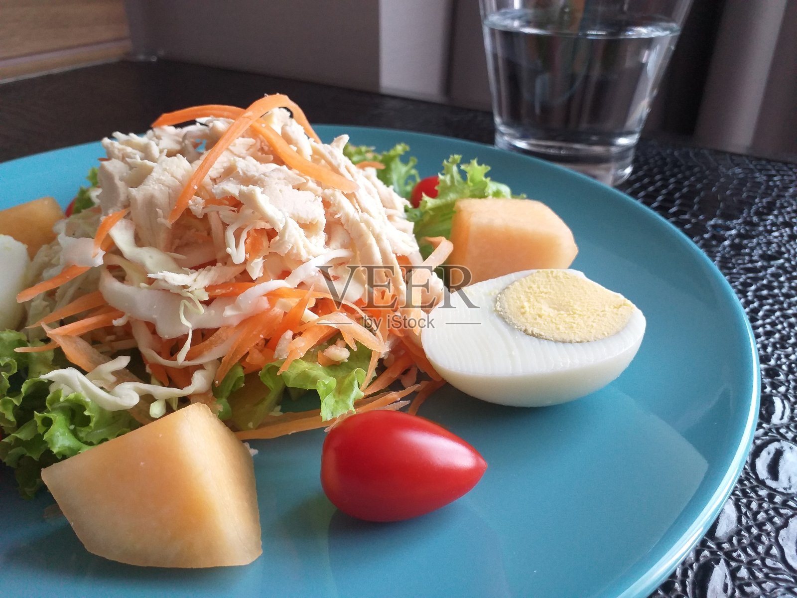 蓝色盘子里的什锦沙拉照片摄影图片