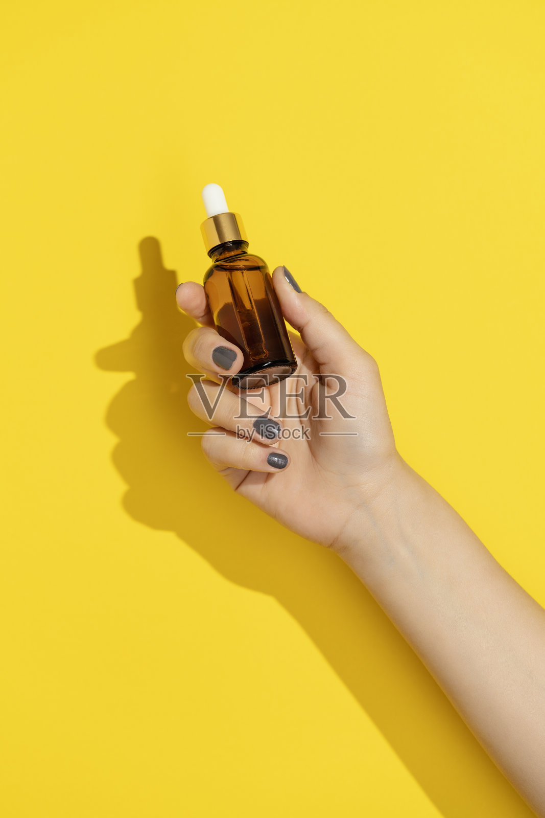 手持滴油瓶照片摄影图片