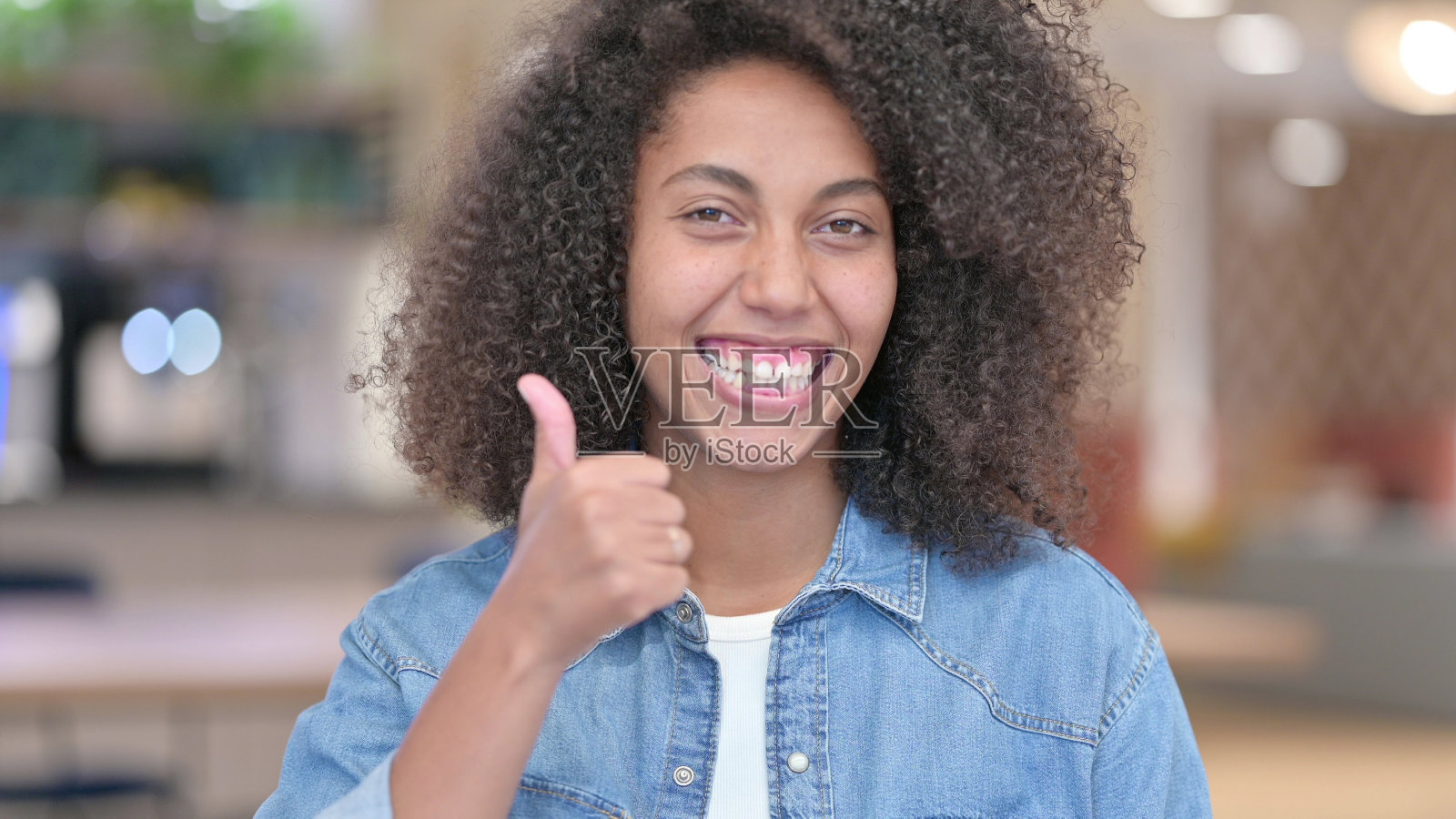 积极的非洲女人照片摄影图片