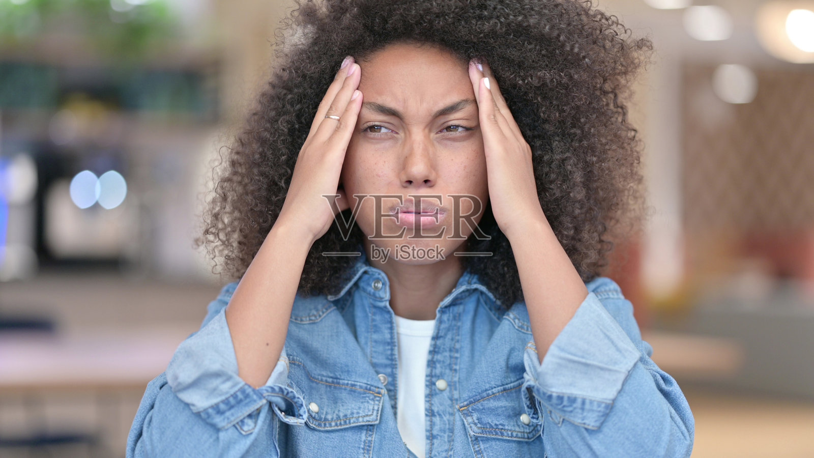 非洲妇女思考新想法照片摄影图片