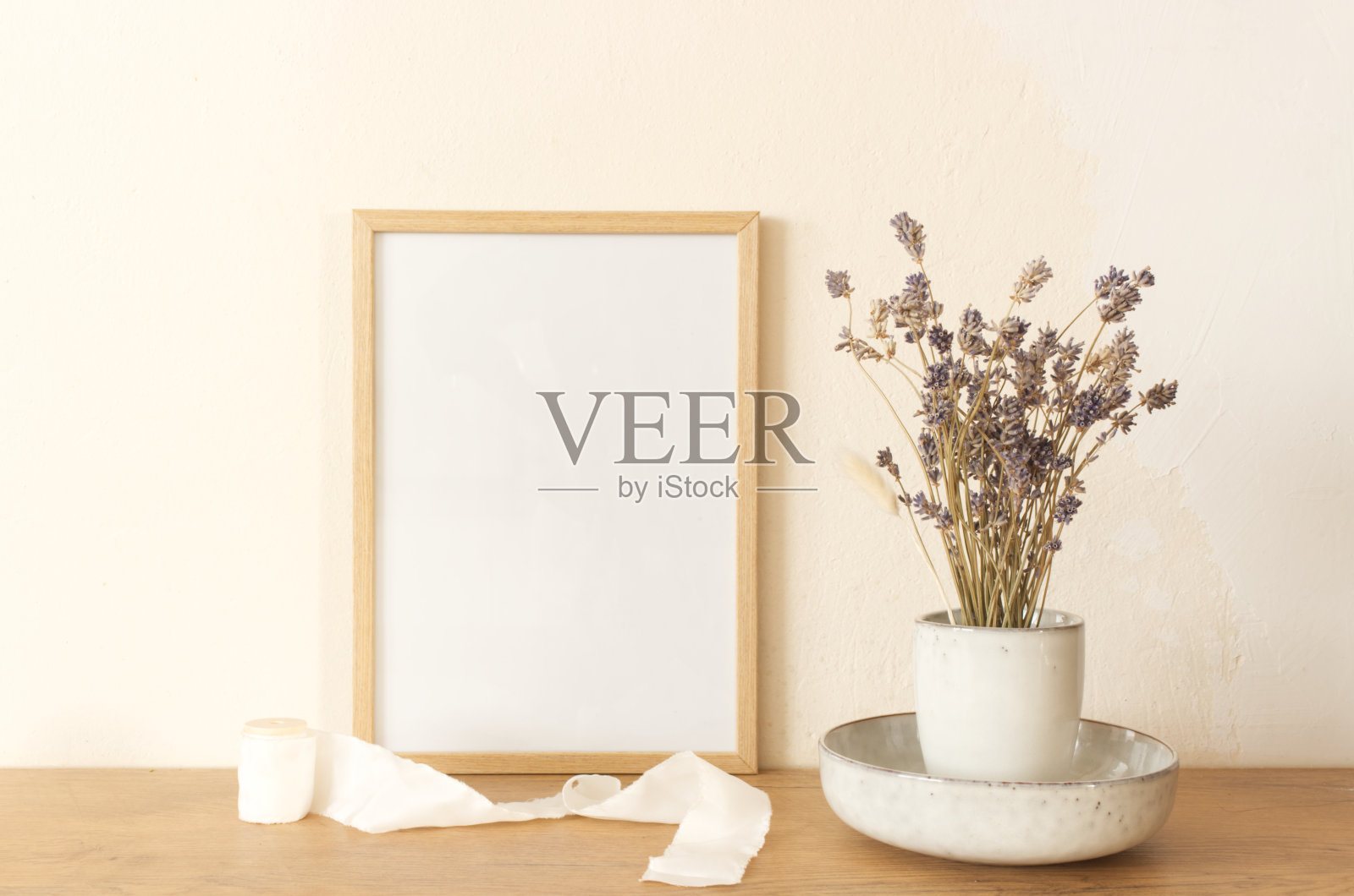 厨房内部的特写。白砖墙，地铁瓷砖，木桌。肖像空木框模型与现代花瓶与薰衣草。现代北欧设计。照片摄影图片